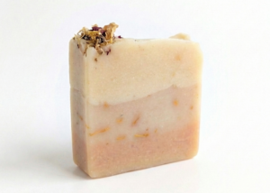 Kezdőlap 4 Kézműves szappan kamillával és körömvirággal.