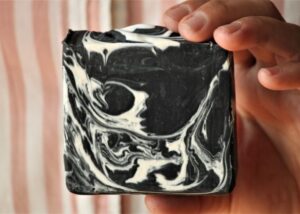 'Szénvihar' szenes kézműves szappan, eukaliptusz és kubeba illóolajjal