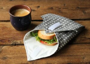 Szürke szívecske mintás szenvics csomagoló